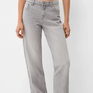 Gråa jeans  - Hej! Jag säljer dessa jeans därav jag inte använder dem så mycket och bara ligger i min garderob så. Beställt från Zalando i storlek 34. Den är mer grå i verkligheten än vad den är på bild. Byxornas bottom delar är slitna då den ska vara så. 