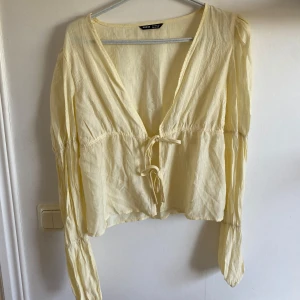 Ljusgul blus - Jättefin ljusgul blus ifrån shein, aldrig använd 