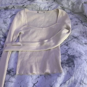 beige tröja ifrån ginatricot - väldigt fin beige tröja ifrån ginatricot, har en slits i armarna, strl xs använde några få gånger därav avklippt lapp.💕