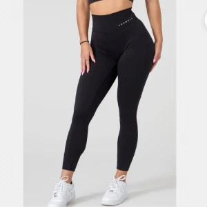 Svarta träningtights - Säljer ett par svarta tights från Youngla! Super fina och formar kroppen fint men tyvärr lite för stora för mig. Nyskick, nypris över 700kr!!