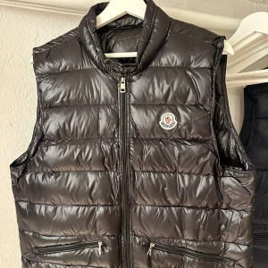 Moncler Gui Gilet Svart - Moncler Gui Gilet, Svart, Storlek 4/L Oanvänd!