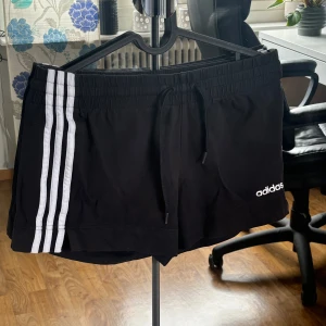 Shorts  - Säljer dessa pga små