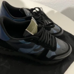 Valentino och Golden goose - Säljer dessa två par, hör av er vid intresse.