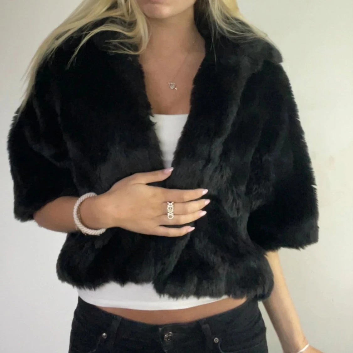 Svart pälsjacka