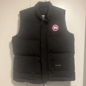 Canada Goose Freestyle Crew Vest - Säljer nu min Canda Goose väst som jag väldigt sällan använder och därför nu säljer. Västen är i nyskicka, har aldrig tvättats och har inga hål eller märken på den. Storlek XL Skriv gärna om det finns frågor om västen😁