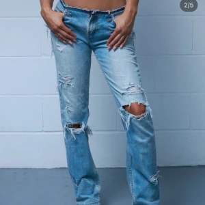 Trasher Denim jeans - Skit snygga jeans från @jeaniuslabwmns på insta! Storleken är W32/L34. Motsvarar m. Säljer då dem är lite för stora för mig. 😫 Nypris 2270kr Kan tänka mig gå ner i pris för en snabb affär