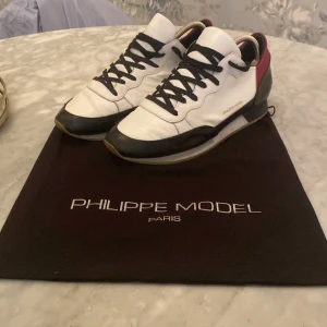 Philippe Model sneakers  - Tja! Säljer dessa as feta Philip model skorna som är sparsamt använda och riktigt snygga, dustbag med kommer och fraktar väldigt snabbt! Skriv om ni har minsta lilla fundering. Priset kan också diskuteras vid en smidig affär OBS! Skorna kommer tvättas och fixas innan leverans !!!!! Dust bag ingår inte!!!!