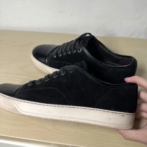 Lanvins  - Säljer ett par lanvins i fint skick , inte hål eller större slitage, det finns repor / skav saker längst fram på captoen, storlek uk8 vilket motsvarar -43-44 