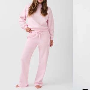 Rosa mjukisset - Säljer detta fina set från Gina tricot, både byxor och hoodie. Använd 2 ggr, strl S. Säljer då de inte kommer till användning. Helt som nytt. 