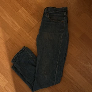 Levis 501 jeans blå - Pris kan diskuteras. Säljer nu dessa riktigt feta jeansen, och Använda ett fåtal gånger, skick 8/10, färg: blå, nypris 1100, mitt pris 449, storlek: W28 L30