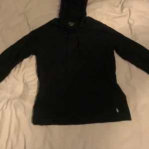 Ralph Lauren hoodie - Säljer en mörkblå Ralph lauren hoodie i storleken S. Sitter väldigt bra och är perfekt nu till vintern. Den är använd fåtal gånger och är i perfekt skick.