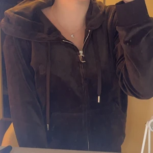 Juicy Couture Kofta -  brun juicy couture kofta, modell: robertson hoodie, strl L, varm o söt perfekt nu för hösten💕bra skick inte så använd, dm för mer info eller bilder💕