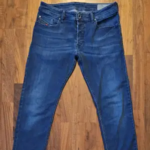 Säljer ett par snygga blå jeans från Diesel i modellen Sleenker. De har en slim-skinny passform och är i bra skick. Perfekta för både vardag och fest! 🕺