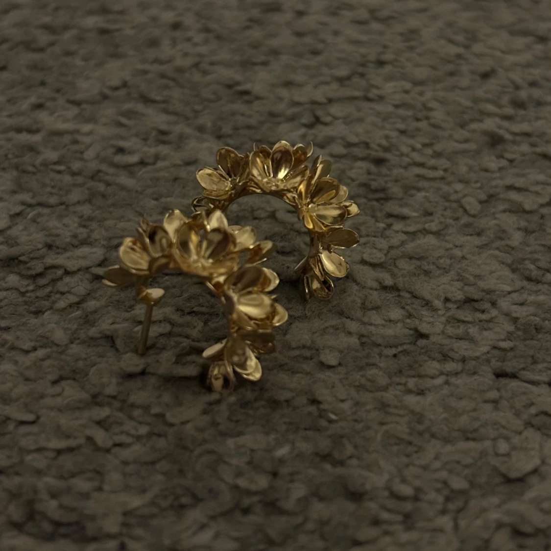 Guldörhängen med blomdesign - 90