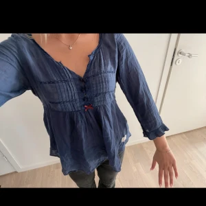 Odd Molly blus  - Jätte fin blus från odd Molly, använd fåtal gånger. Köpt via annan secondhand.  säljer för 250 men pris går att diskutera 💕💕 