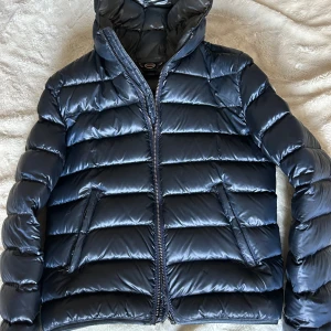 Mörkblå vinterjacka från Colmar - Säljer en mörkblå vinterjacka från Colmar! Jättebra skick, kan skicka fler bilder. Storlek 36💙Pris: 2000kr