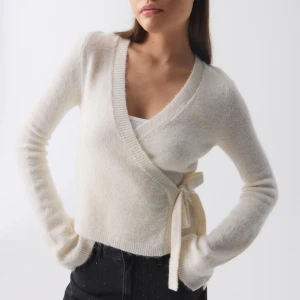 omlott tröja - jättefin stickad tröja från gina, använd en gång innan 💗 säljer då jag vill ha en annan storlek