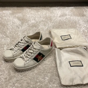 Gucci ace skor - Säljer ett par Gucci ace med bee-trycket på sidan. Skorna är i väldigt fint skick och kommer med två dustbags! Storlek 40,5. Priset kan diskuteras och byten är även intressant! Hör av er vid minsta fundering!