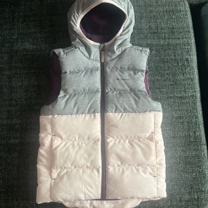 Grå och rosa dunväst från Decathlon - Säljer en superfin grå och rosa dunväst från Decathlon i barnstorlek