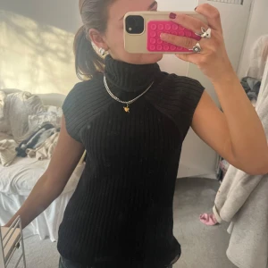 Stickad polo topp - Sååå unik topp som passar till alla tillfällen!!