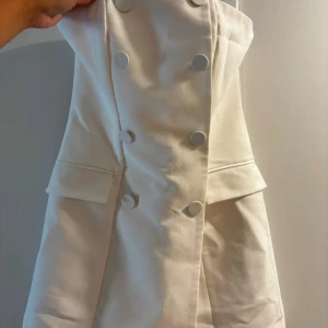 Klänning från hm - Perfekt för höst och vår, ger en elegant touch till vilken outfit som helst. Passar både till vardag och fest!