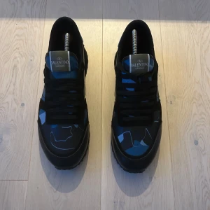 Valentino rockrunners - Säljer ett par fetta rockrunners som är väldigt eftertraktade, sjukt bra sick använda lite men det är bara sulan som är lite smutsig annars 9/10! Skriv om vid frågor och funderingar, de är köpta av en leverantör för ungefär samma pris som jag säljer de för! 😃✉️