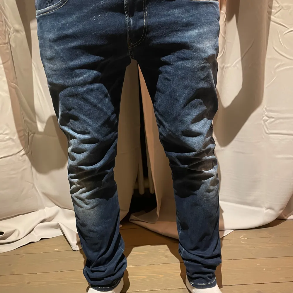 Säljer ett par snygga blå jeans från Replay i bra skick. . Jeans & Byxor.