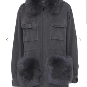 Grå custommade jacka - Säljer en custommade jacka i färgen grå och storleken M/L. Sparsamt använd, går inte att köpa på hemsidan längre🩷 Pris kan diskuteras Nypris: 5600 