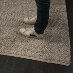 Arigatos - Säljer mina vita arigatos dem är lite slitna men fortfarande riktigt snygga, skorna är i storlek 41.