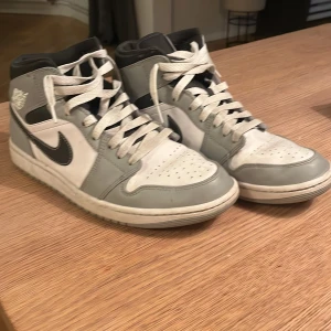 Jordan 1 mid light smoke gray - Säljer ett par Jordan 1 mid light smoke gray. De är i bra skick. Andvända bara några gånger. Storlek herr 44,5.