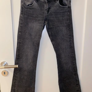 Svarta jeans från Gina Tricot - Säljer ett par svarta bootcut lågmidjade jeans från Gina Tricot i storlek 158. De har en klassisk femficksdesign och är i jättebra skick. Säljer pga att de är för korta. Pris kan diskuteras.