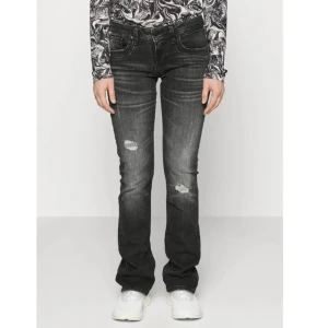 Ltb jeans - Säljer ett par eftertraktade ltb jeans❤️ storlek 30/32 men dom är insydda i midjan så dom passar på mig som har 28/32 i mina andra ltb jeans🥰skriv vid frågor annars kan man bara trycka på köp nu😽😽