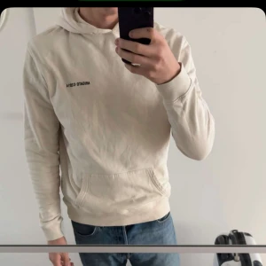 Arigato hoodie - Säljer en stilren beige hoodie från Axel arigato i storlek M. Den har en liten logga på bröst och en större på ryggen. Hör av er om ni vill ha mer bilder eller bara allmänna frågor.                                  Skicket är 7/10 🤩