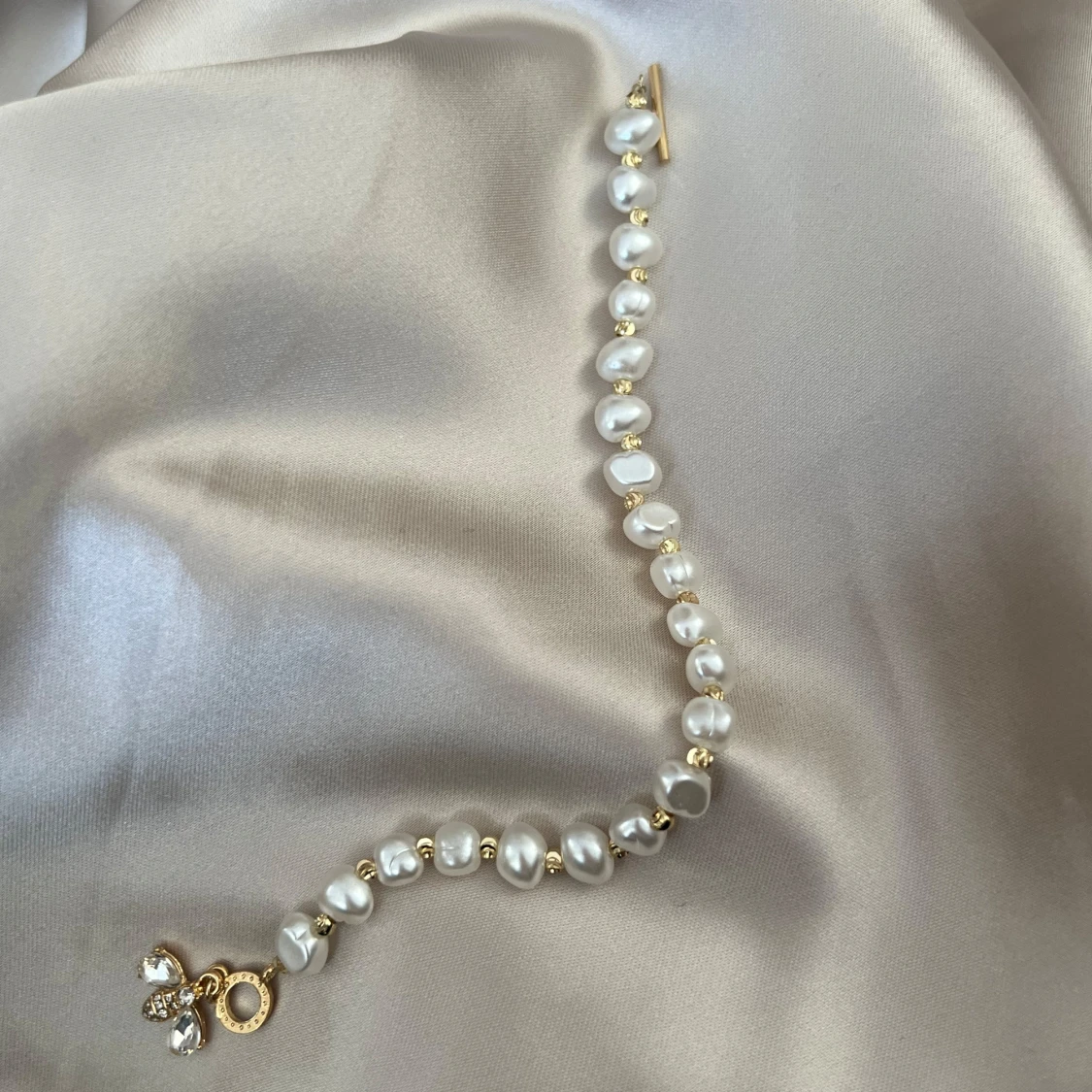 Pärlarmband med gulddetaljer - 92