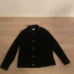 Svart jeansjacka - Zara - Säljer en stilren svart jeansjacka från Zara i storlek L. Bra skick men använd, perfekt för höst och vår!