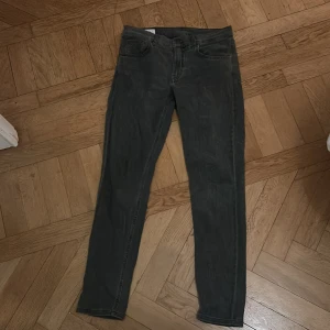 Grå jeans från J.Lindeberg - Säljer ett par snygga grå jeans från J.Lindeberg i storlek 32/32. De har en klassisk femficksdesign och är i bra skick. 