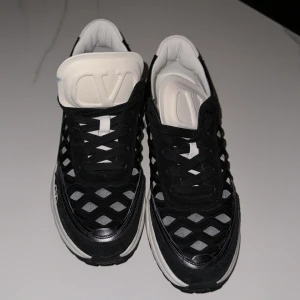 Svarta sneakers från Valentino - Hjälper mamma att bli av me dessa svarta Valentino sneakers i nyskick, använt 1-2 gånger. Kvitto finns. 