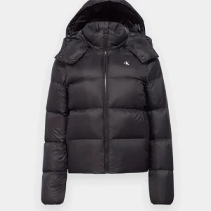 Svart pufferjacka från Calvin Klein - Säljer en snygg och varm svart pufferjacka från Calvin Klein. Jackan har liten defekt med färg men inte jätte synligt. Den är i mycket bra skick annars 💕
