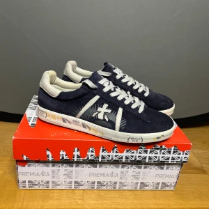 Premiata skor - Hej säljer nu min fina Premiata skor i storlek 41, box ingår. Dem är i nyskick och kommer vara otroligt snygga i höst/vinter. Nypris cirka 3500kr! Vi kommer att sälja liknande produkter nu närmare vinter så glöm inte följa profilen!🌊🍾