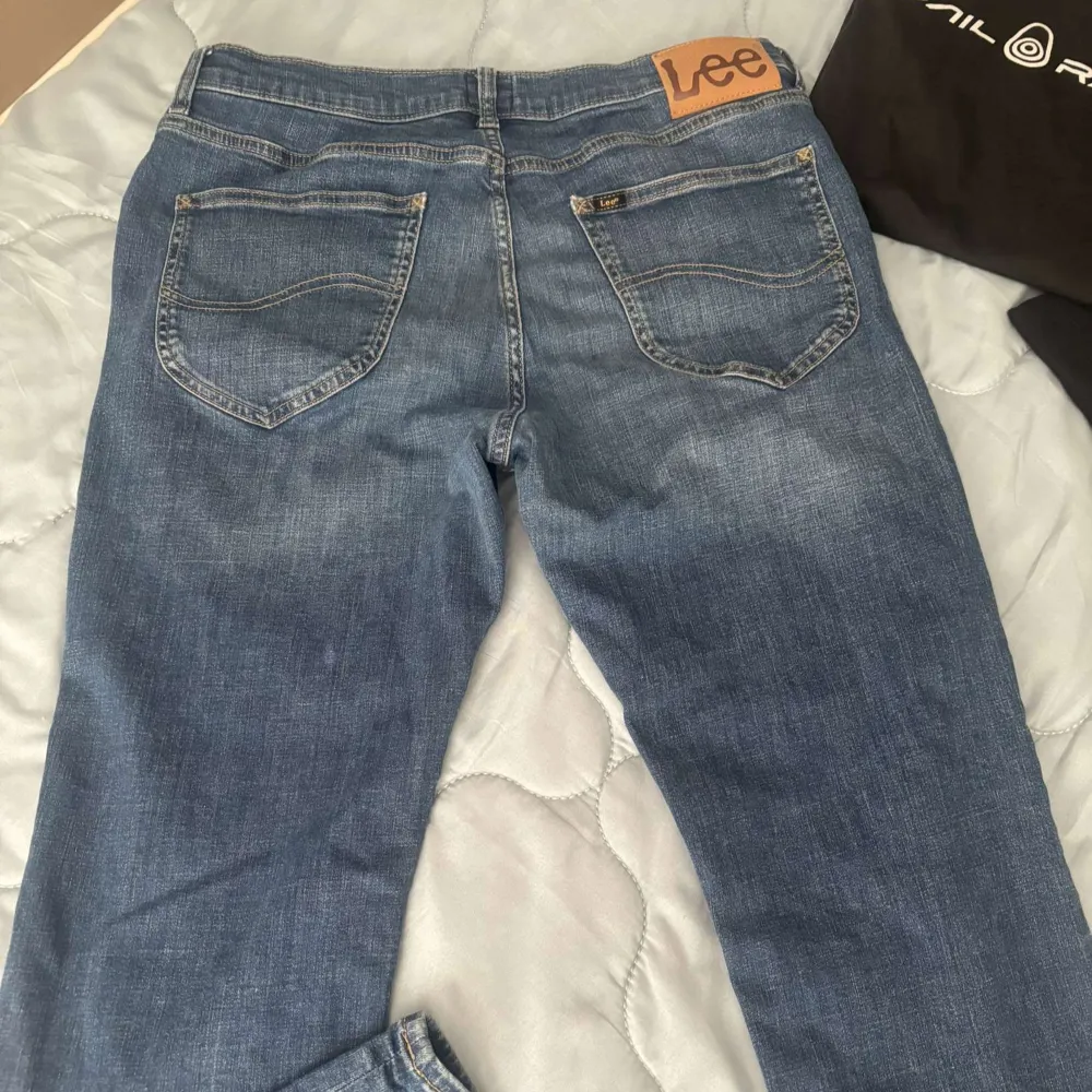 Storlek w32 L32. Passar (170-180cm) Bra passform. Mycket bra skick. Fraktar samma dag. Skriv för mer info och bilder . Jeans & Byxor.