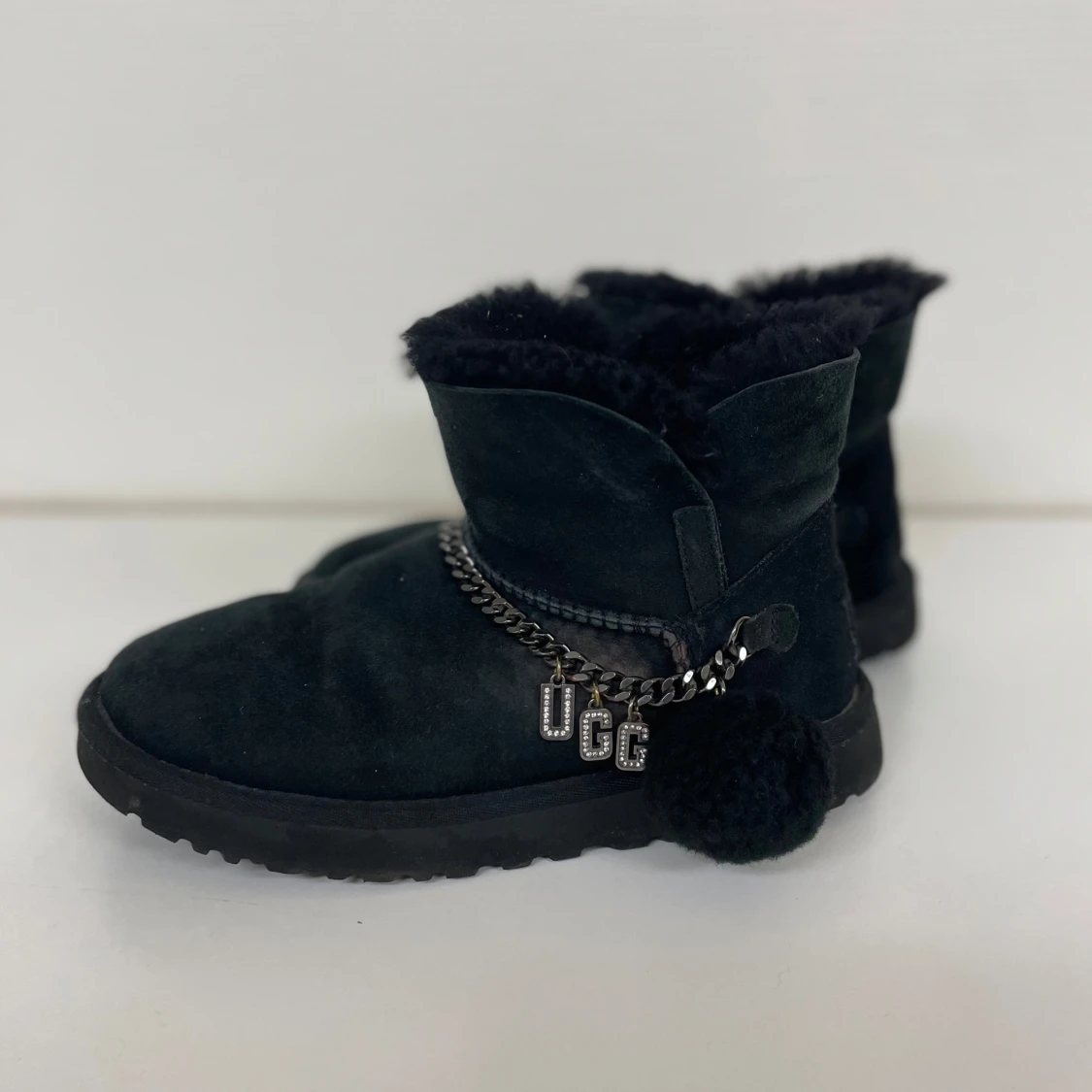 Svarta UGG boots med kedjedetalj - 90