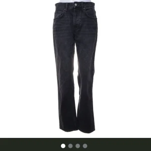 Svarta zara jeans  - Snygga svarta low waist/mid waist jeans ifrån zara! Säljer då jag inte har någon användning för dem☺️ hör av er vid frågor, pris kan diskuteras!!