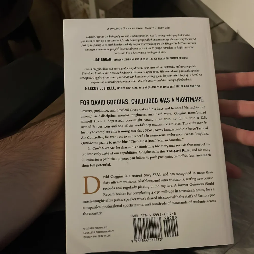 Boken 'Can't Hurt Me' av David Goggins är en inspirerande självbiografi om att övervinna motgångar och bemästra sitt sinne. Goggins delar sin resa från en tuff barndom till att bli en Navy SEAL och ultramaratonlöpare. Perfekt för dig som söker motivation och vill utmana dina gränser.. Böcker.