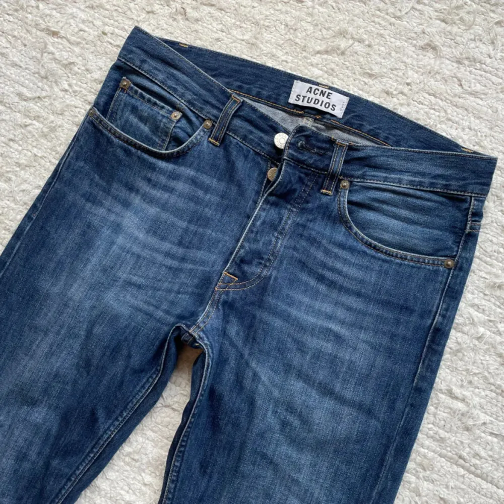 Säljer ett par snygga blå jeans från Acne Studios.  Jag säljer de för jag har vuxit ifrån de. Han på bilden är 175. Hör av dig vid funderingar!. Jeans & Byxor.