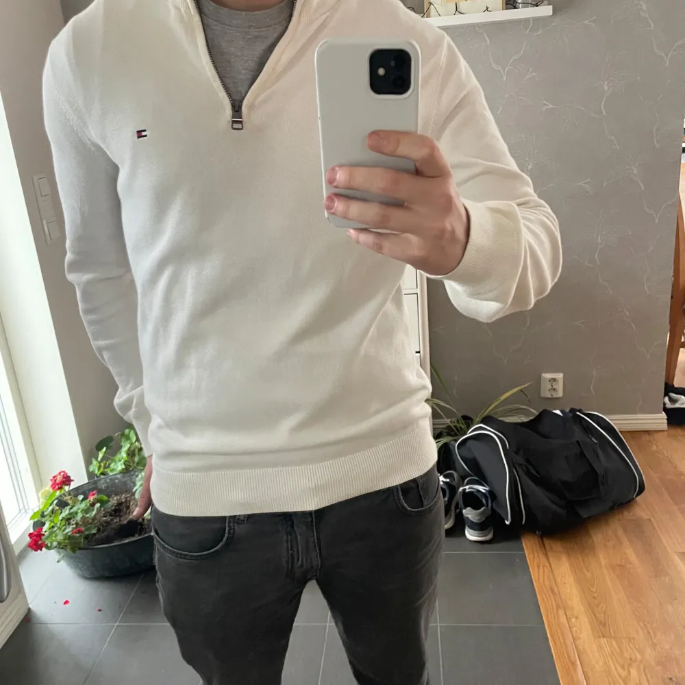 Säljer en stilren vit tröja från Tommy Hilfiger i mycket bra skick. Varmt och skönt material som är perfekt till vintern ✅Hör av er vid andra frågor 👏. Tröjor & Koftor.