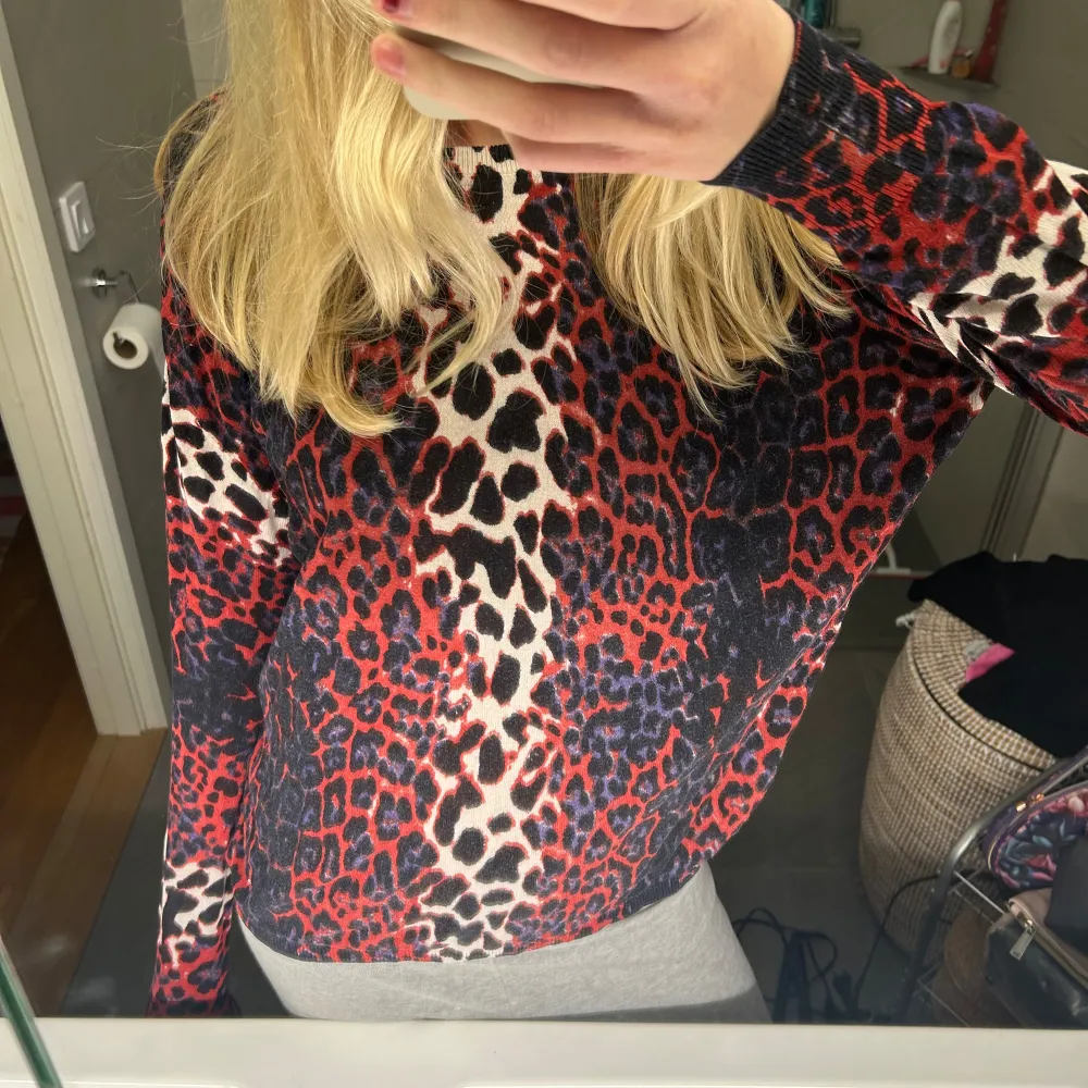 Jättecool långärmad tröja i leopardmönster! Står ingen storlek men passar en M. Neuletakit & Villapaidat.