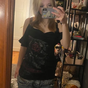 Vacker alchemy tröja❤️ - Super fin tröja med en döskalle och ros på sig❤️den har bar rygg och kedjor där bak❤️
