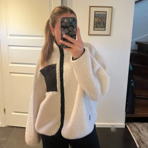 Vit teddyjacka - Mysig vit teddyjacka, bra skick! passar troligen allt från xs-m beroende hur man vill att den ska sitta. jag är 166