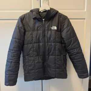 Säljer en svart vinterdunjacka från The North Face i mycket bra skick, perfekt till vintern. Jackan går att vända ut och in vilket gör den mycket funktionell och smidig. 