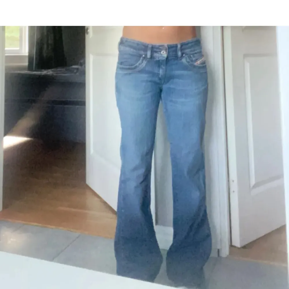  ett par snygga blåa jeans i bra skick. De är lågmidjade oxh är från diesel. Jeans & Byxor.